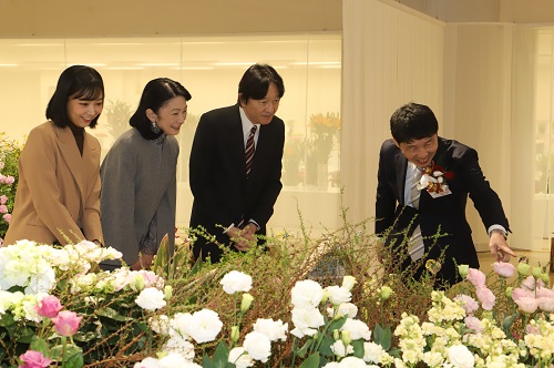 説明をする山本知事