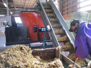 飼料ミキサーで混合している画像