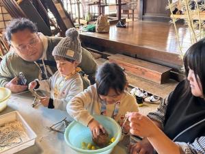 糸取り体験をしているご家族