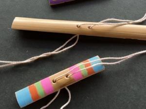 竹のブンブンごまの写真