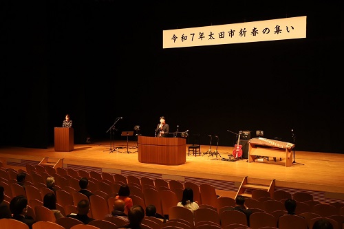 写真：挨拶する山本知事