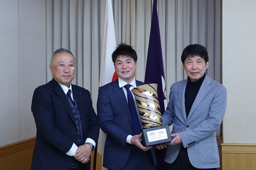 写真：記念撮影する出席者