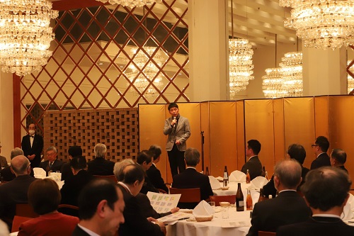 写真：挨拶する山本知事