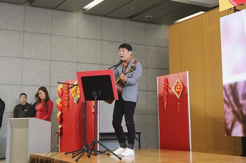 写真：歌を歌う山本知事