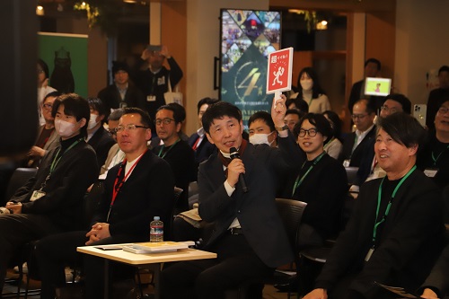 写真：審査する山本知事