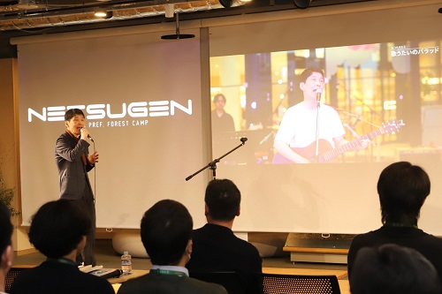 写真：歌を歌う山本知事