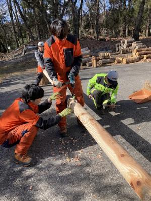 競技に使う道具を準備している画像