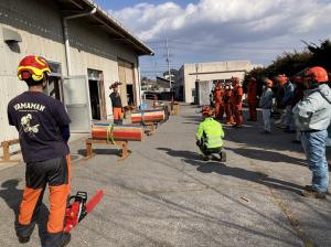 講師の実演を見学してる画像