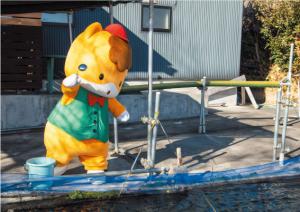 餌をまくぐんまちゃんの写真