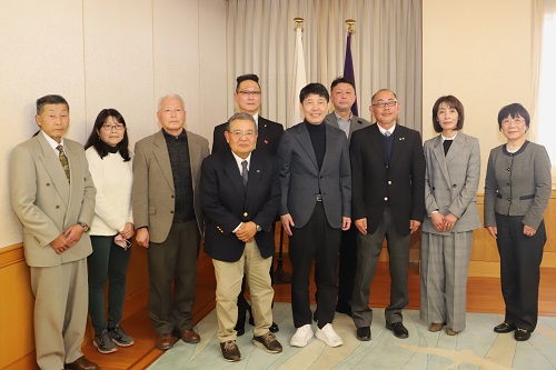写真：知事と県スポーツ推進協議会の皆さま