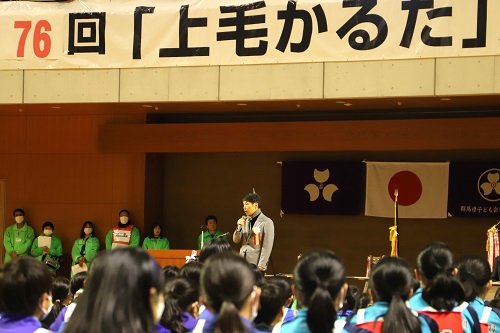 写真：挨拶する山本知事