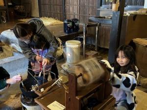 座繰り体験をしている家族