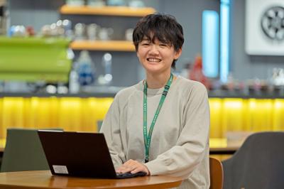 テレワーク勤務をする職員の画像