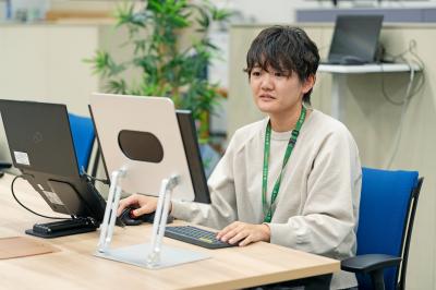 テレワーク勤務をする職員の画像