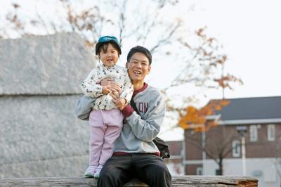 育休を取得した職員と子どもの写真