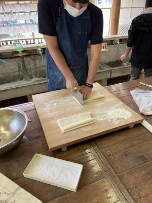 うどん打ちの様子写真