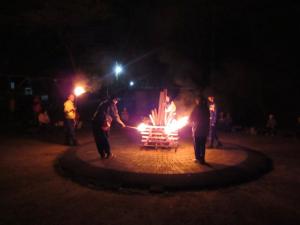 キャンプファイヤーの様子写真