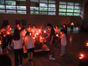 キャンドルファイヤーの様子写真