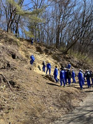 くさり場に登る子供たちの様子写真
