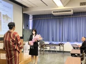 お礼の花束を渡している画像