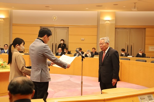 写真：表彰状を授与する山本知事