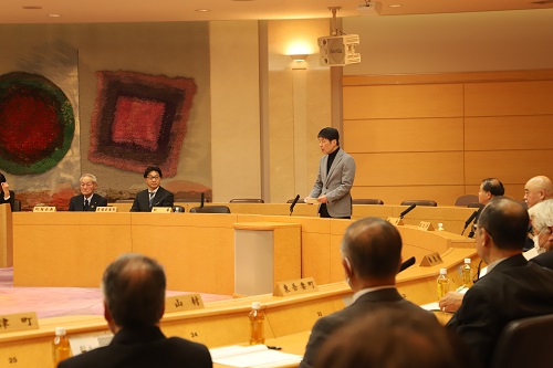 写真：挨拶する山本知事