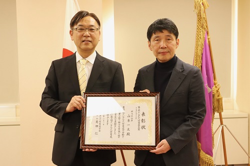 写真：表彰状を授与された山本知事