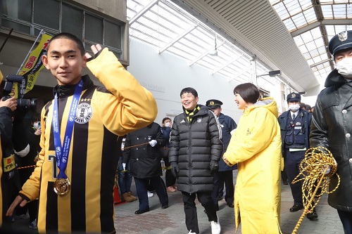 写真：パレードで選手を祝福する山本知事