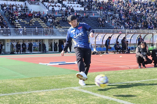 写真：ボールを蹴る山本知事