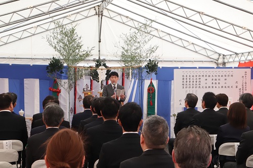 写真：挨拶する山本知事