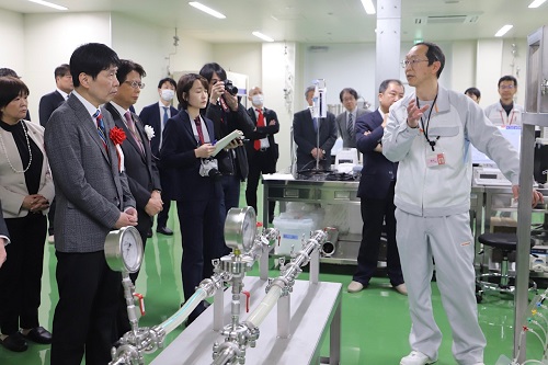 写真：見学する山本知事