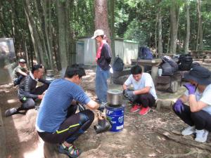 ロケットストーブを使ってのカレーライスづくりの様子写真