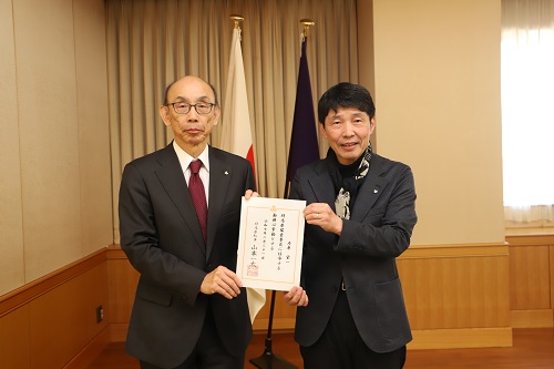 写真：記念撮影する山本知事と石原監査委員