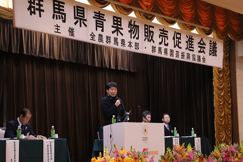 写真：挨拶する山本知事