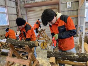 原木に穴を空けている画像