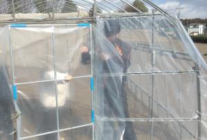 入り口のビニールを張っている画像