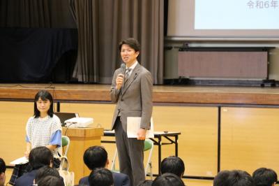 あいさつをする亀山貴史議員写真