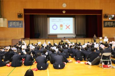 ○×（まるばつ）クイズに答える生徒の様子写真