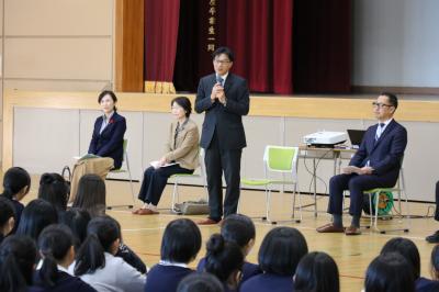 あいさつをする須藤和臣議長写真