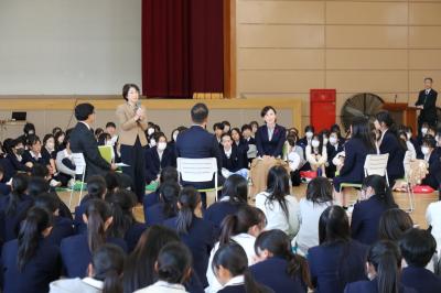 生徒からの質問に答える議員の様子写真