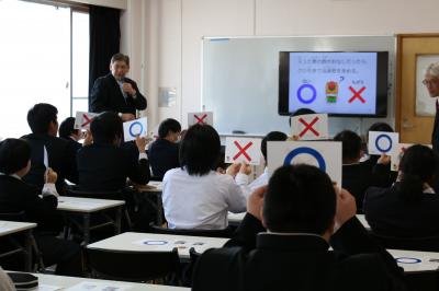 ○×(まるばつ）クイズに答える生徒の様子写真