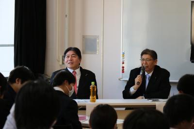 生徒からの質問に答える議員の様子写真