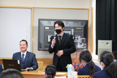生徒からの質問に答える入内島道隆議員写真