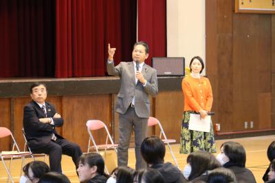 生徒からの質問に答える橋爪洋介議員写真