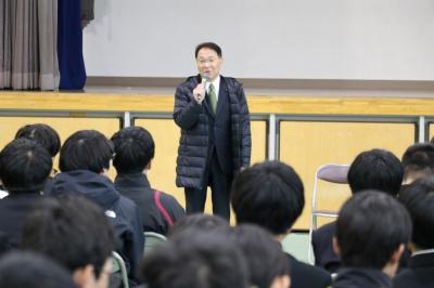 あいさつをする星名建市議員写真