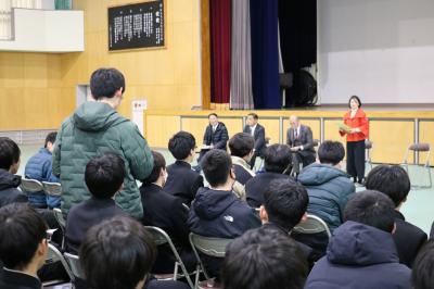 生徒からの質問を聞く議員の様子写真
