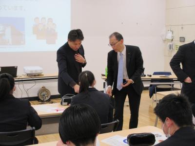 生徒からの質問に答える議員の様子写真