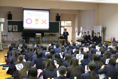 ○×（まるばつ）クイズに答える生徒の様子写真