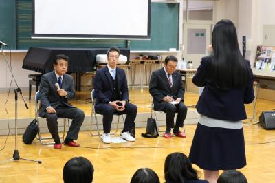 生徒からの質問を聞く議員の様子写真