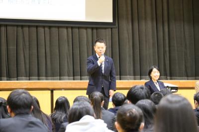 あいさつをする金井康夫副議長写真